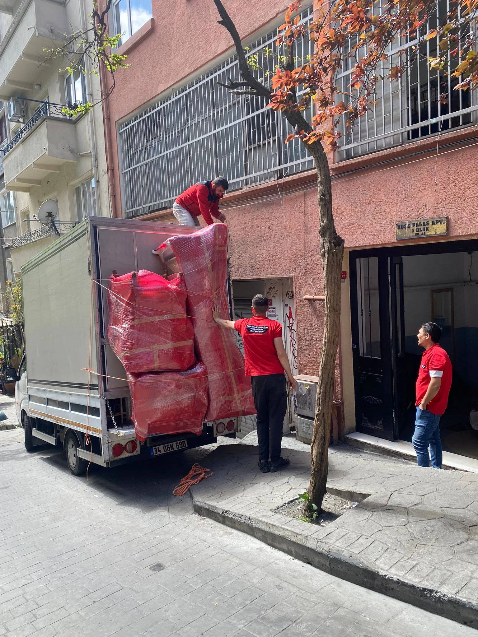 Profesyonel evden eve taşıma ekibi eşya paketleme hizmeti